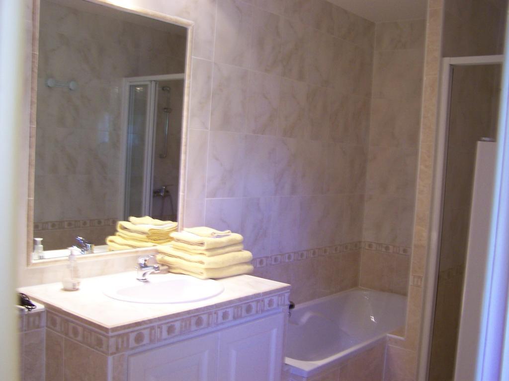 Les Cigales Bed & Breakfast Charols Bilik gambar